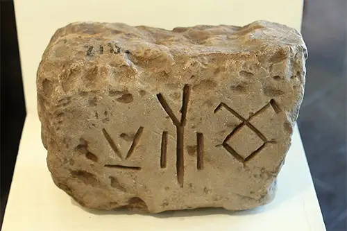 Блок с врязани знаци (VII – IX в.)