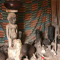 Вуду-олтар в Абомей, Бенин