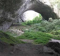 Деветашката пещера