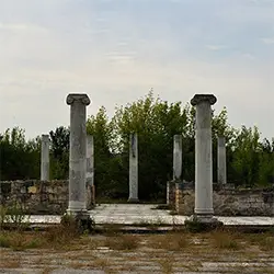 Колони от римска постройка в „Абритус“