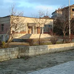 Младежки дом B Опака