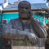 Паметник на Виктор Юго в центъра на гр. Батак