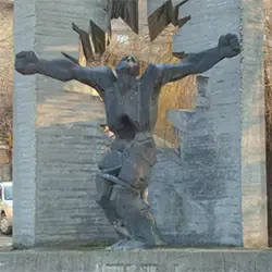 Паметникът пред Община Опака