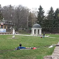 Парк „Ротонда“ с фонтана, близо до Минералната баня