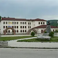 Училището и паметникът на Ботев
