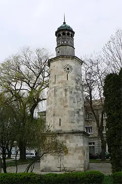 Часовниковата кула в центъра на града (Нови пазар)