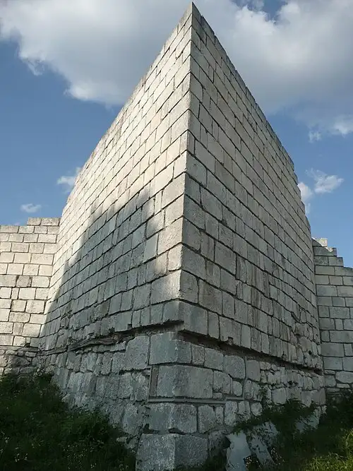 Една от кулите по югоизточната стена на Шуменската крепост