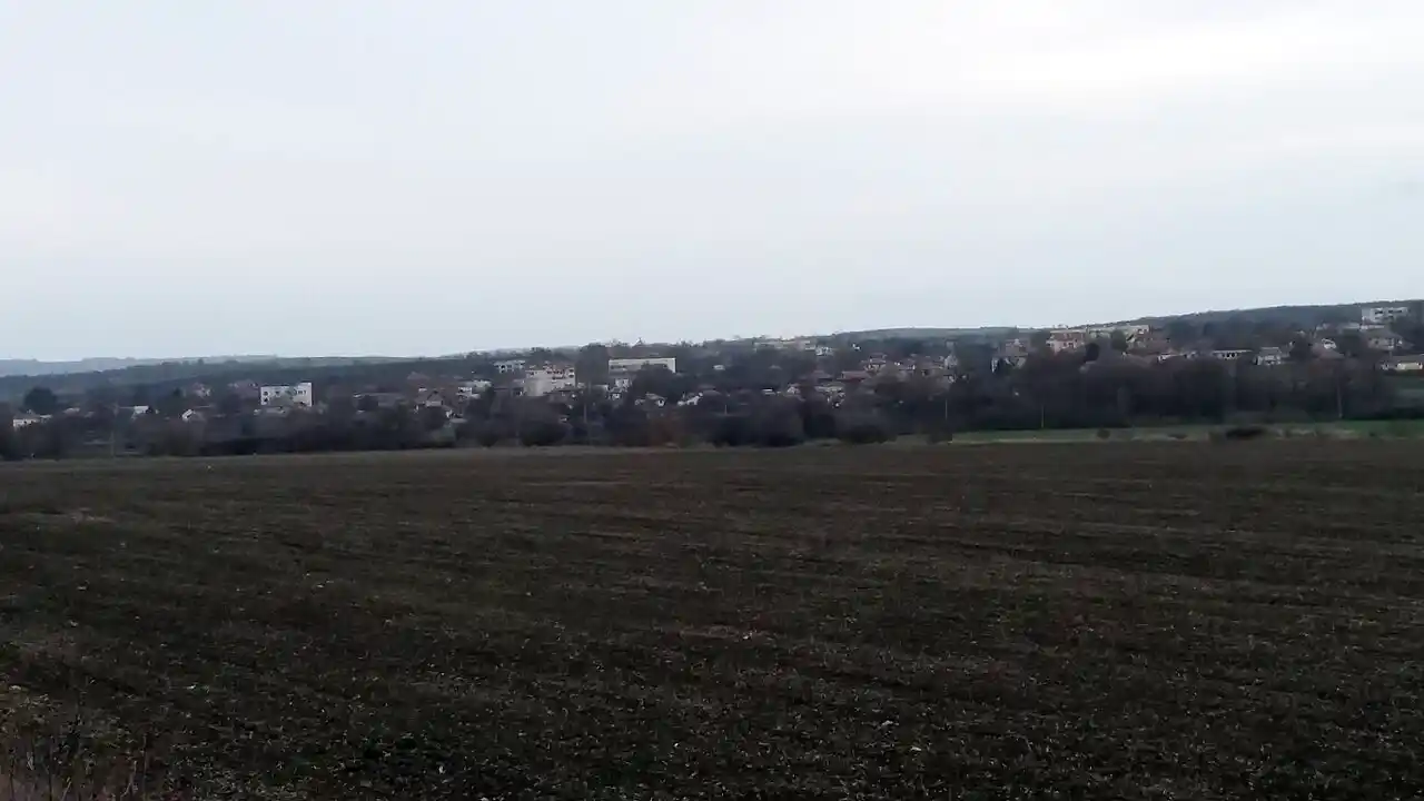 Град Болярово - панорамен изглед към малкия граничен град в Югоизточна България, с централната градска част, нискоетажната застройка, околните хълмисти земеделски терени и характерния странджански преходен ландшафт