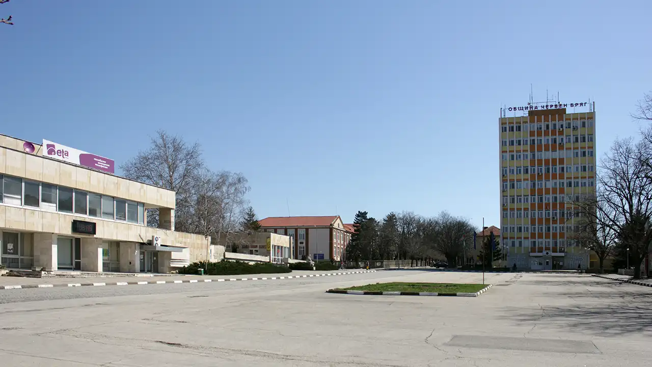 Червен бряг - панорамен изглед към централния площад и сградата на общината в севернобългарския град, разположен близо до река Искър и железопътната линия София - Варна
