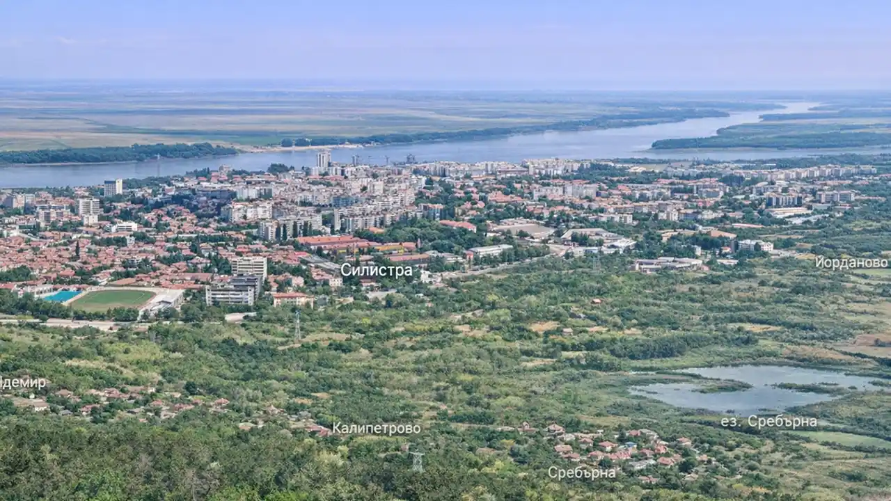Град Силистра - панорамен изглед към древния крайдунавски град в Североизточна България, разположен на десния бряг на река Дунав в Южна Добруджа, с дунавски парк, крайречна градска среда и равнинен релеф
