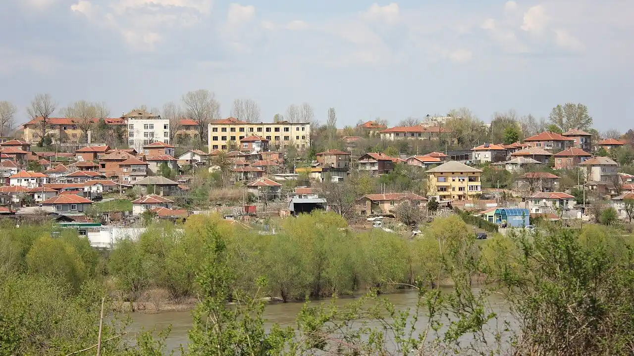 Град Симеоновград - панорамен изглед към малкия град в Южна България, разположен на двата бряга на река Марица в Горнотракийската низина, със свързващи мостове и равнинен релеф