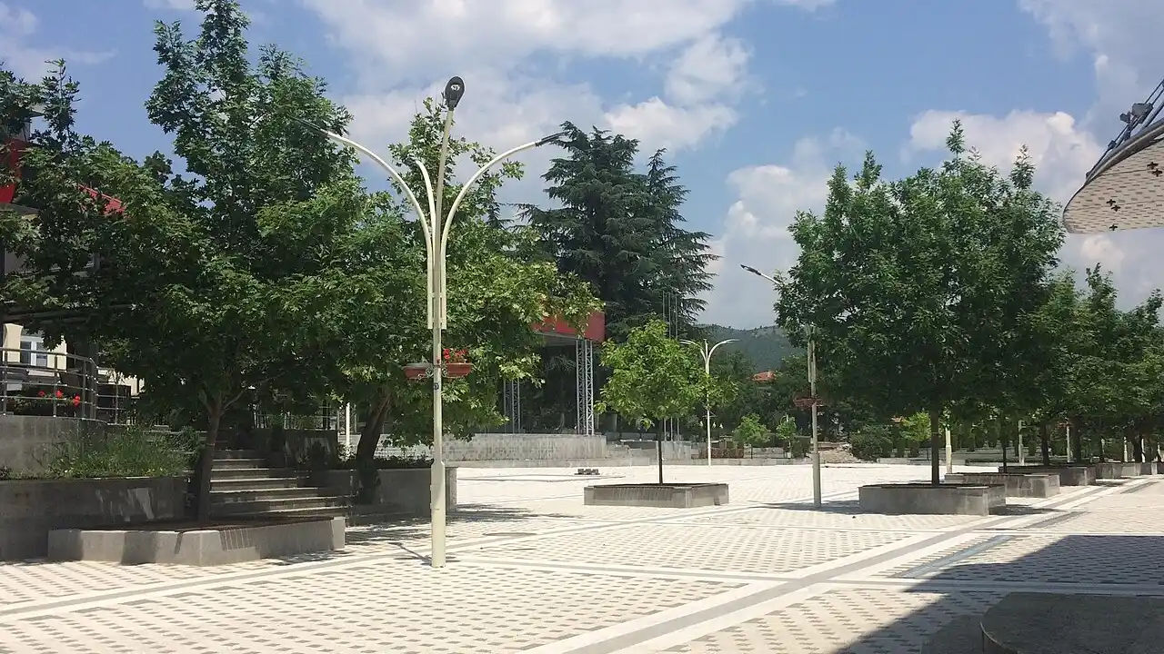 Град Симитли - панорамен изглед към малкия град в Югозападна България, разположен в Симитлийската котловина край река Струма и заобиколен от планините Рила, Пирин и Влахина