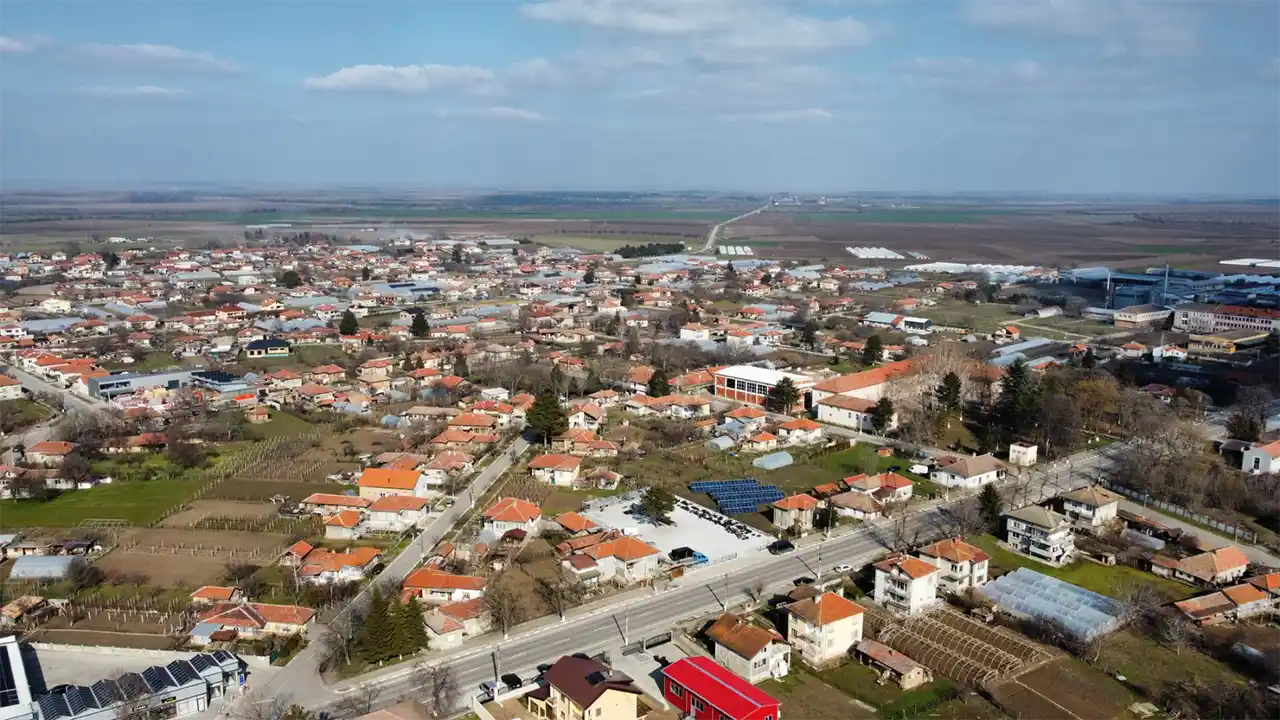 Град Сливо поле - панорамен изглед към малкия град в Северна България, разположен в Дунавската равнина близо до река Дунав и заобиколен от обширни земеделски земи