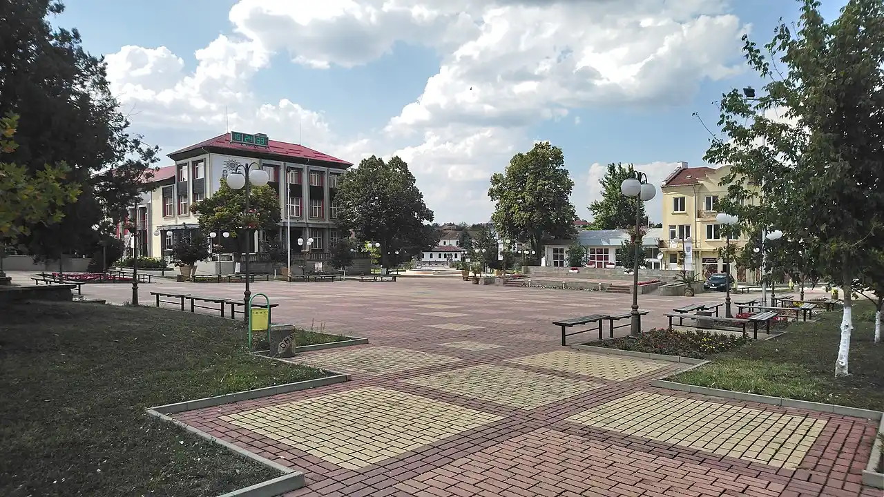Град Смядово - панорамен изглед към малкия град в област Шумен, разположен в подножието на северните склонове на Източна Стара планина близо до долината на река Камчия