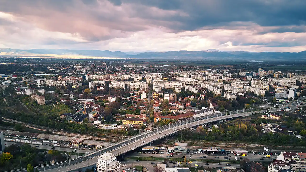 Град София - панорамен изглед към столицата на България, разположена в Софийската котловина между Витоша, Люлин и западните разклонения на Стара планина