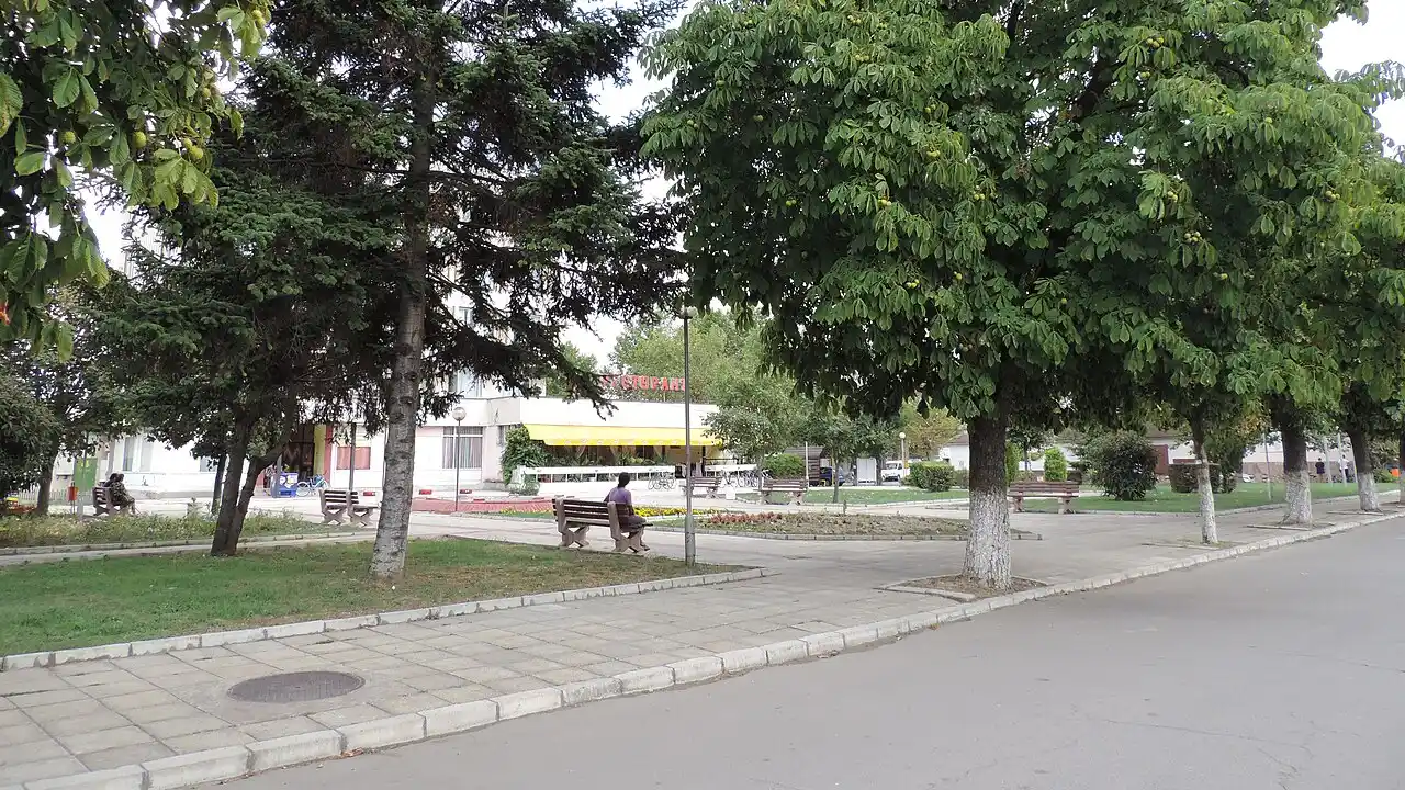 Град Стралджа - панорамен изглед към малкия град в област Ямбол, разположен в източната част на Тракийската низина между земеделските равнини и подножието на Бакаджишките възвишения