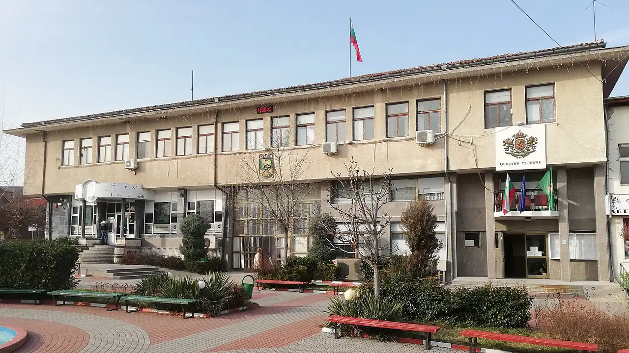 Град Стрелча - панорамен изглед към балнеоложкия град в област Пазарджик, разположен в котловина на Същинска Средна гора сред розови насаждения и минерални извори