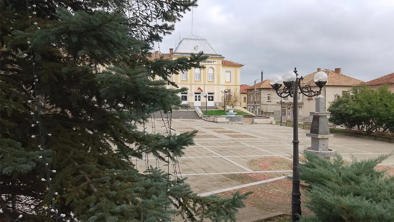 Град Сухиндол - панорамен изглед към малкия лозарски град в област Велико Търново, разположен в източното подножие на Деветашкото плато в Централна Северна България