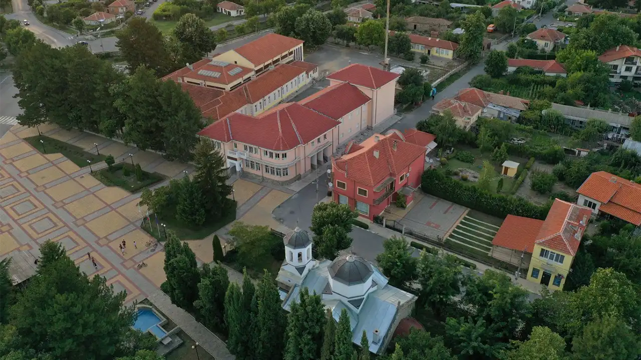 Град Сунгурларе - панорамен изглед към малкия град в Сунгурларската долина в област Бургас, разположен между южните склонове на Източна Стара планина и лозовите масиви на региона