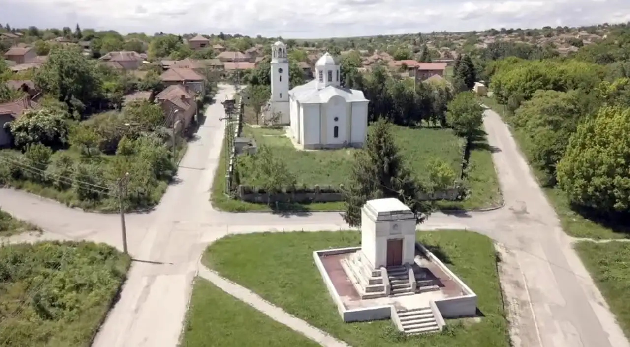 Град Тръстеник - панорамен изглед към севернобългарския град в област Плевен, разположен в плодородната Дунавска равнина между реките Вит и Искър, известен със своето земеделие и традиционния обичай Кьорава кобила