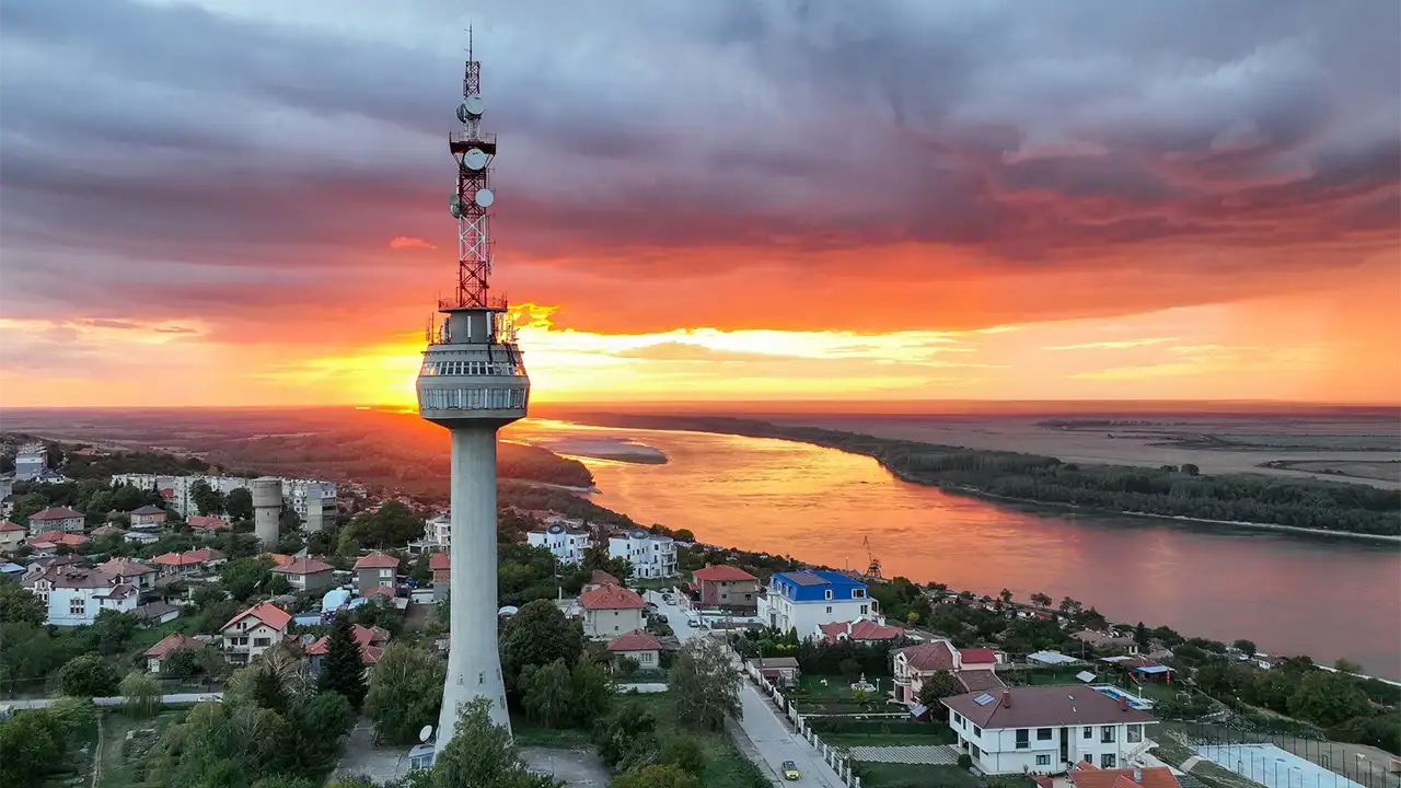 Град Тутракан - панорамен изглед към дунавския град в област Силистра, разположен амфитеатрално по хълмовете на десния бряг на река Дунав в североизточната част на България