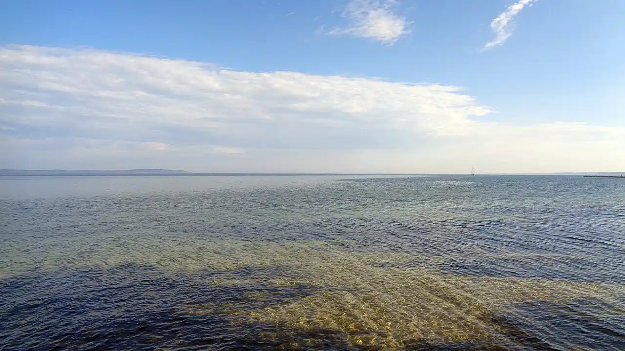 Езеро Мичиган - панорамен изглед към огромната сладководна водна повърхност на едно от най-големите езера в Северна Америка, с широките крайбрежни зони, характерните пясъчни дюни, урбанизираните южни брегове и обширните водни хоризонти на системата на Големите езера