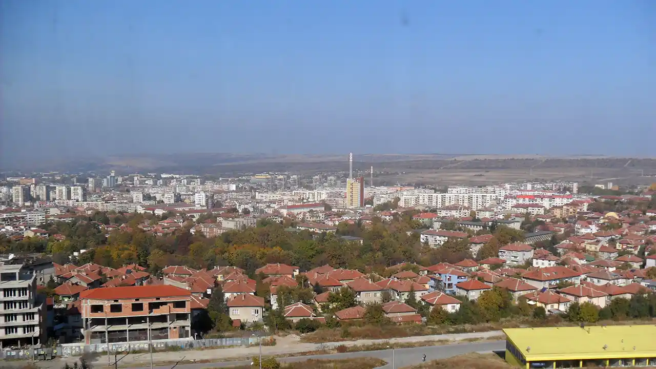 Панорамна гледка към Плевен с парк Кайлъка, Панорама „Плевенска епопея 1877 г.“, централната градска част и характерния пейзаж на Дунавската равнина
