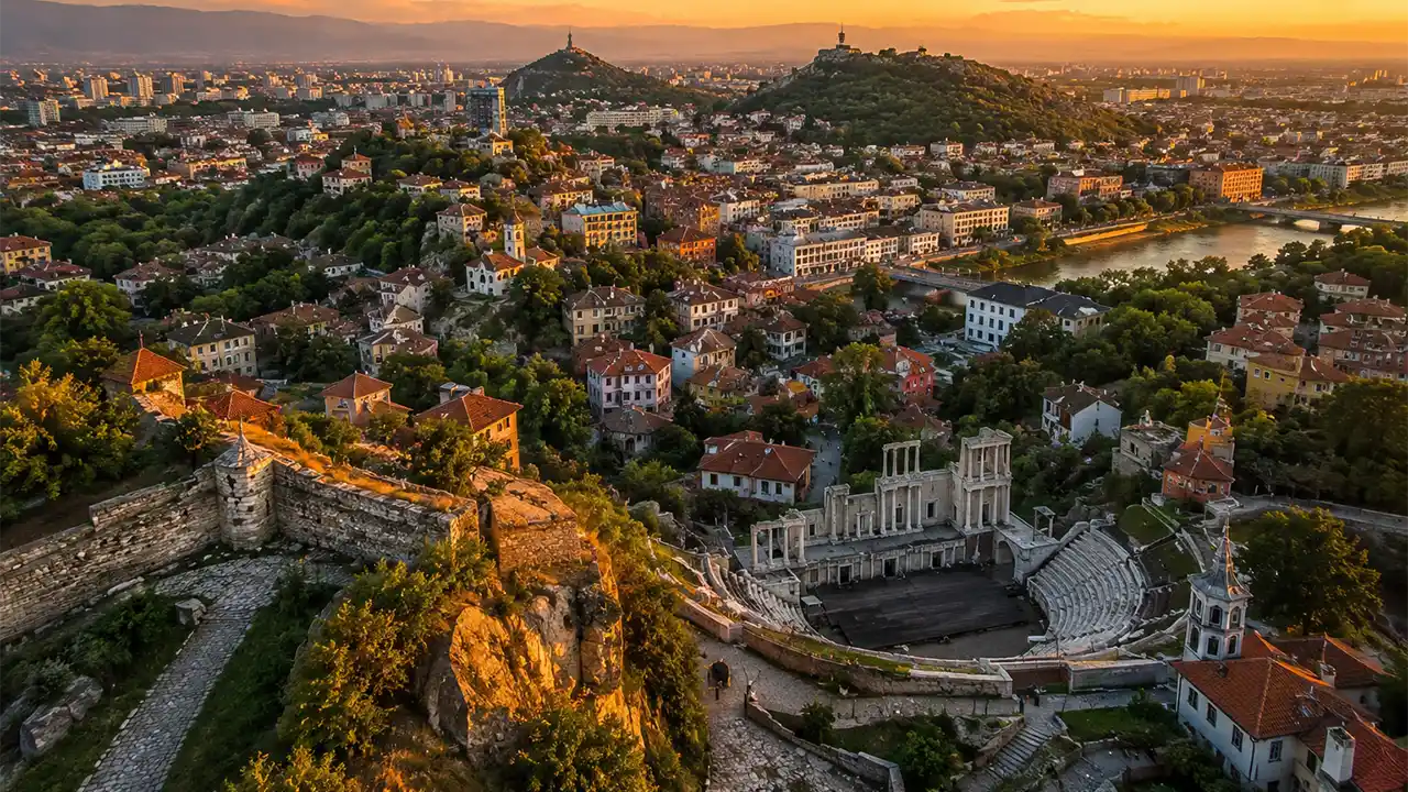 Панорамна гледка към Пловдив с Античния театър, Стария град, тепетата, река Марица и градския силует на Горнотракийската низина